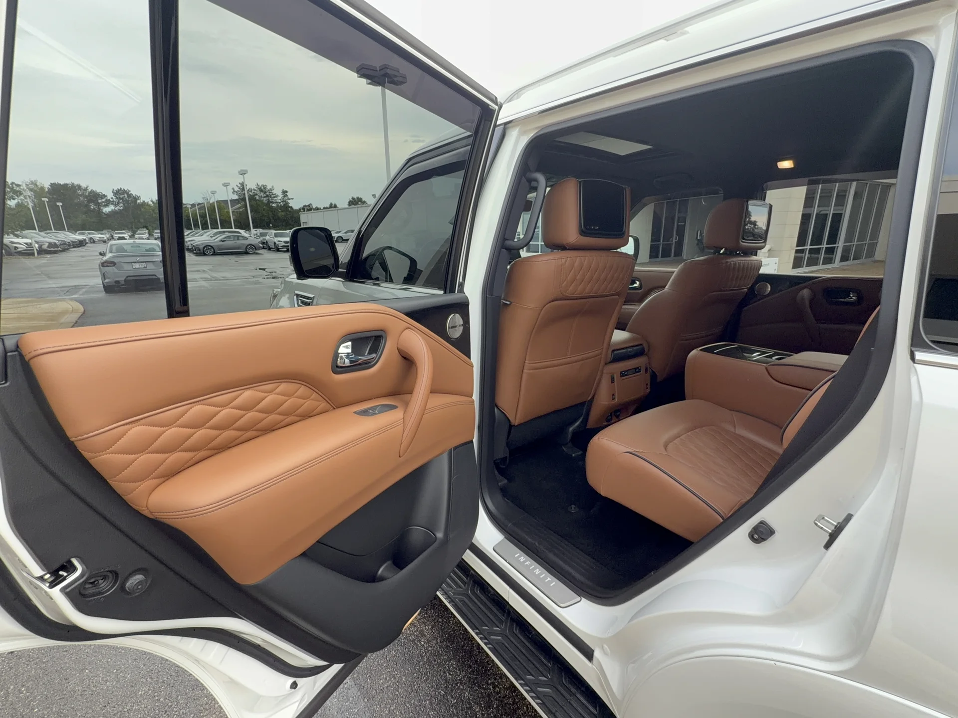 Used 2023 Moonstone White INFINITI Sensory image 23