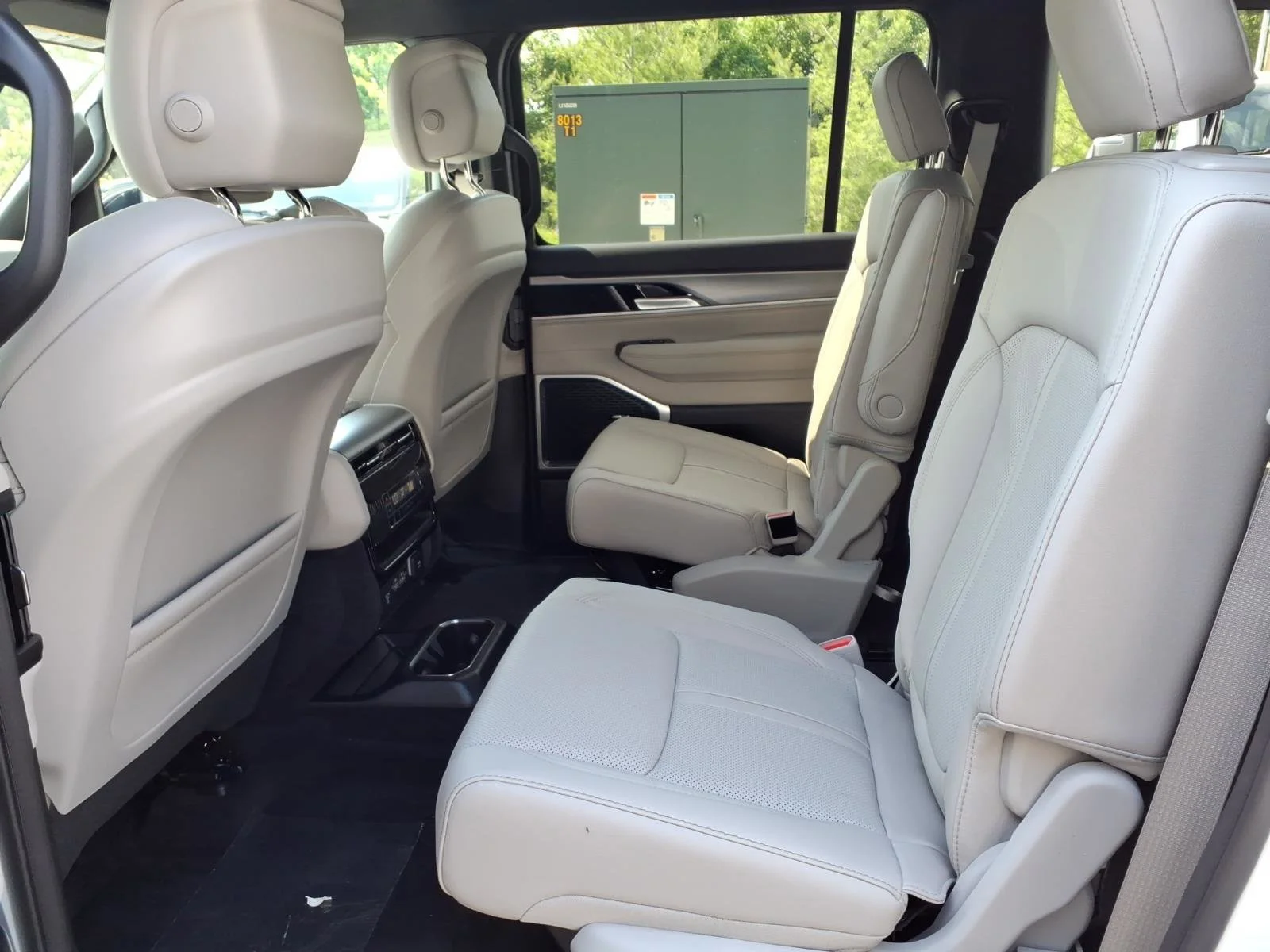 New 2026 Bright White Clear-Coat Exterior Paint Jeep  image 15