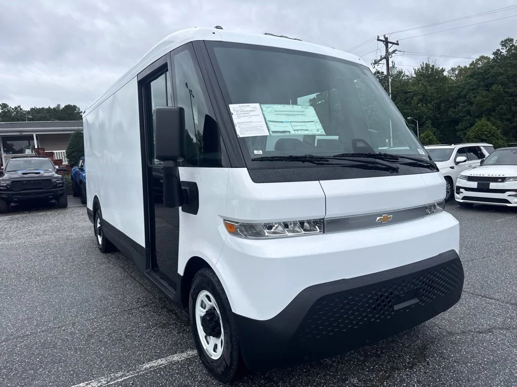 Used 2025 White Chevrolet 600 image 2