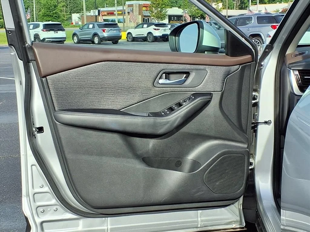 Used 2022 Silver Nissan SV Intelligent AWD image 5