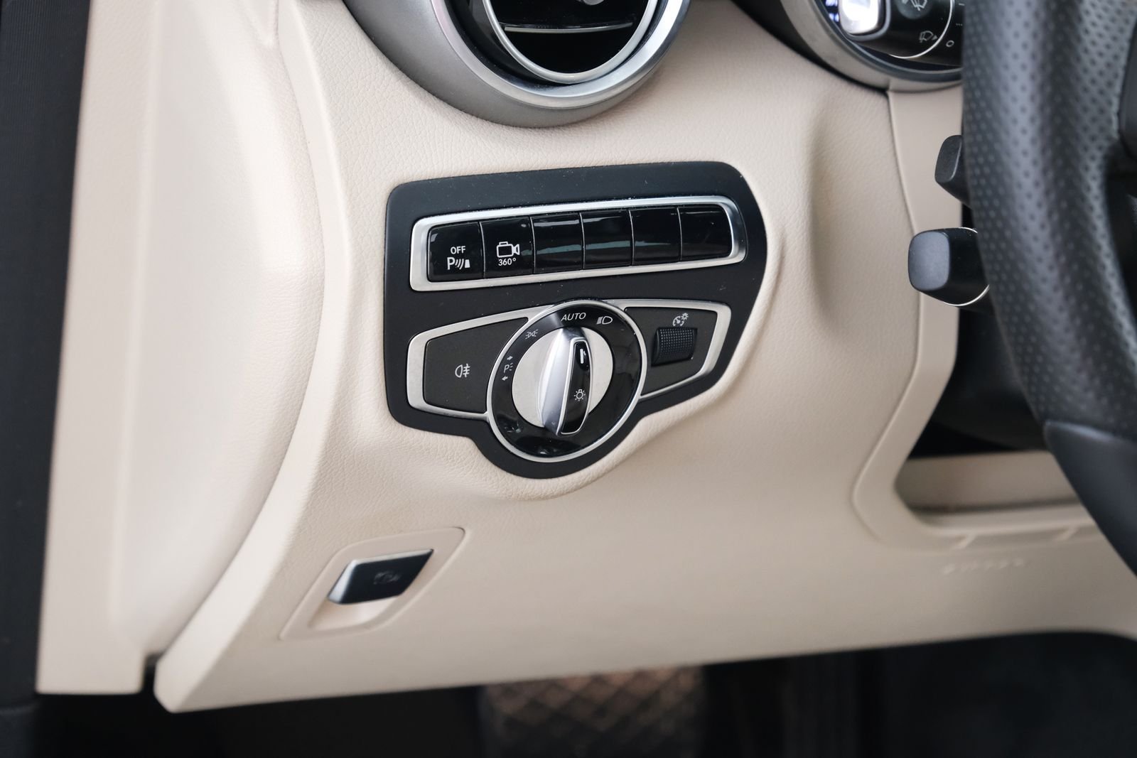 Used 2017 designo Diamond White Metallic Mercedes-Benz GLC 300 image 27