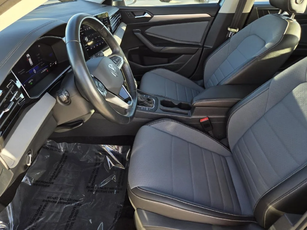 Used 2025  Volkswagen 1.5T SE image 12