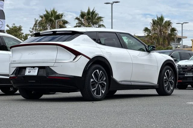 Used 2024 White Kia Wind image 4