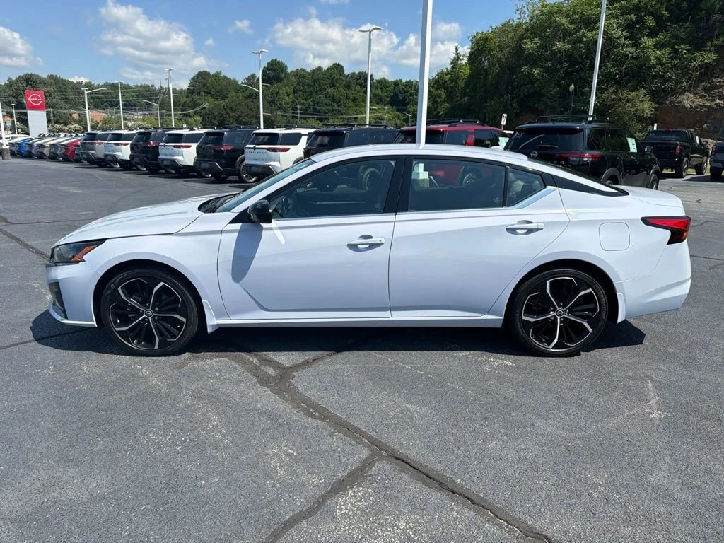 Used 2025 Gray Nissan SR image 4