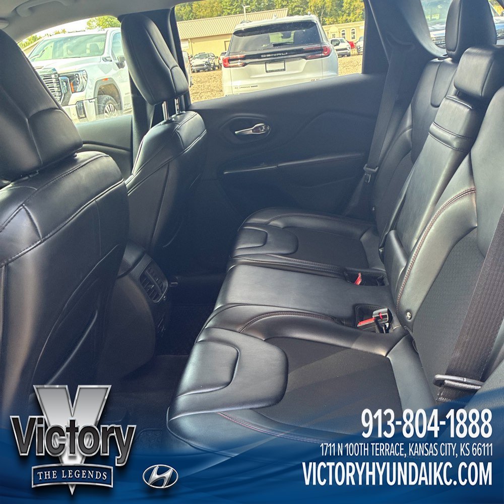 Used 2019 Silver Jeep Trailhawk image 7