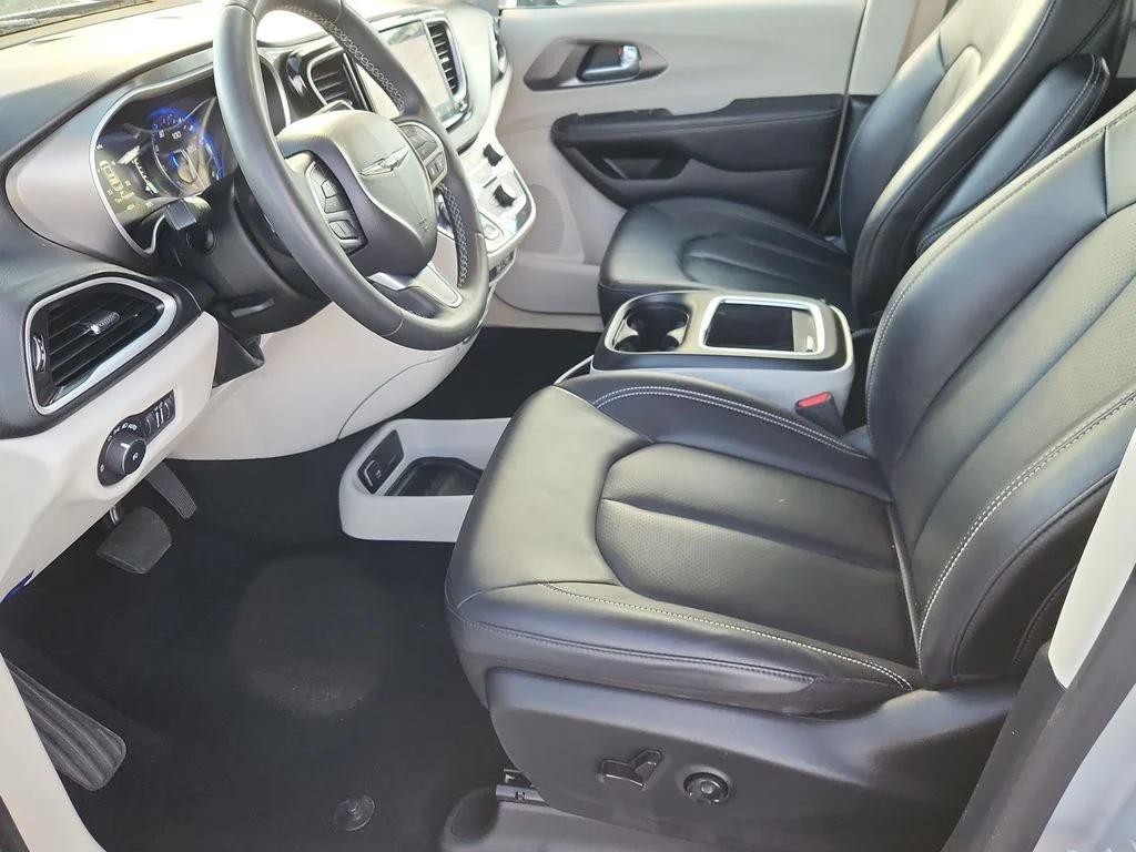 Used 2024 Silver Chrysler Touring L image 7