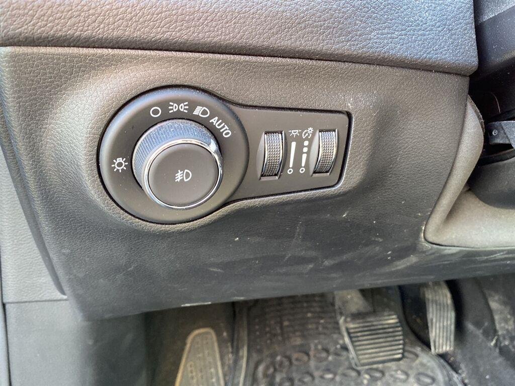 Used 2021 Olive Green Pearlcoat Jeep Latitude image 16