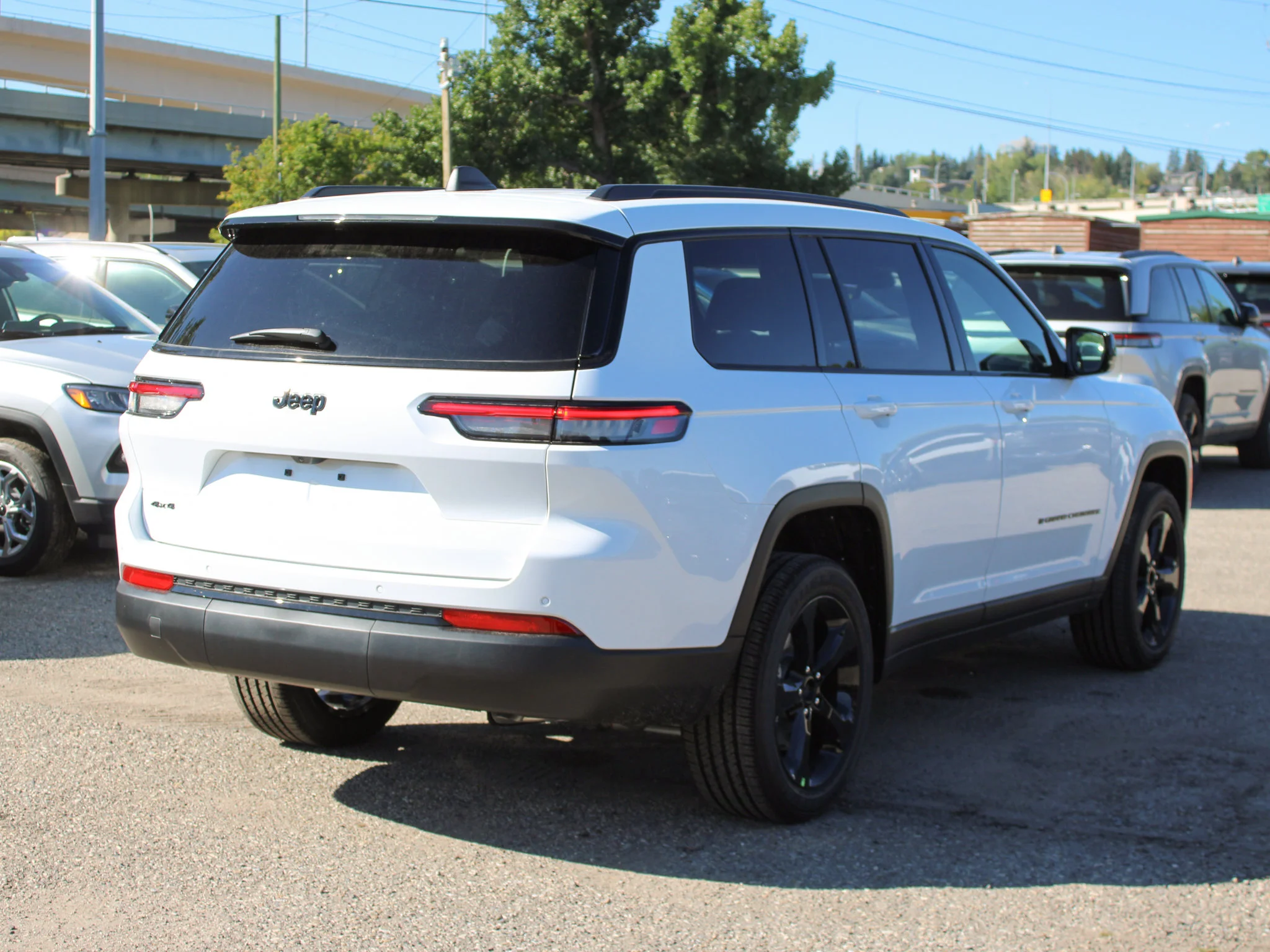 New 2025 White Jeep Altitude* 4x4, Sunroof, Heated Leather, Blind-Spot Monitoring image 5