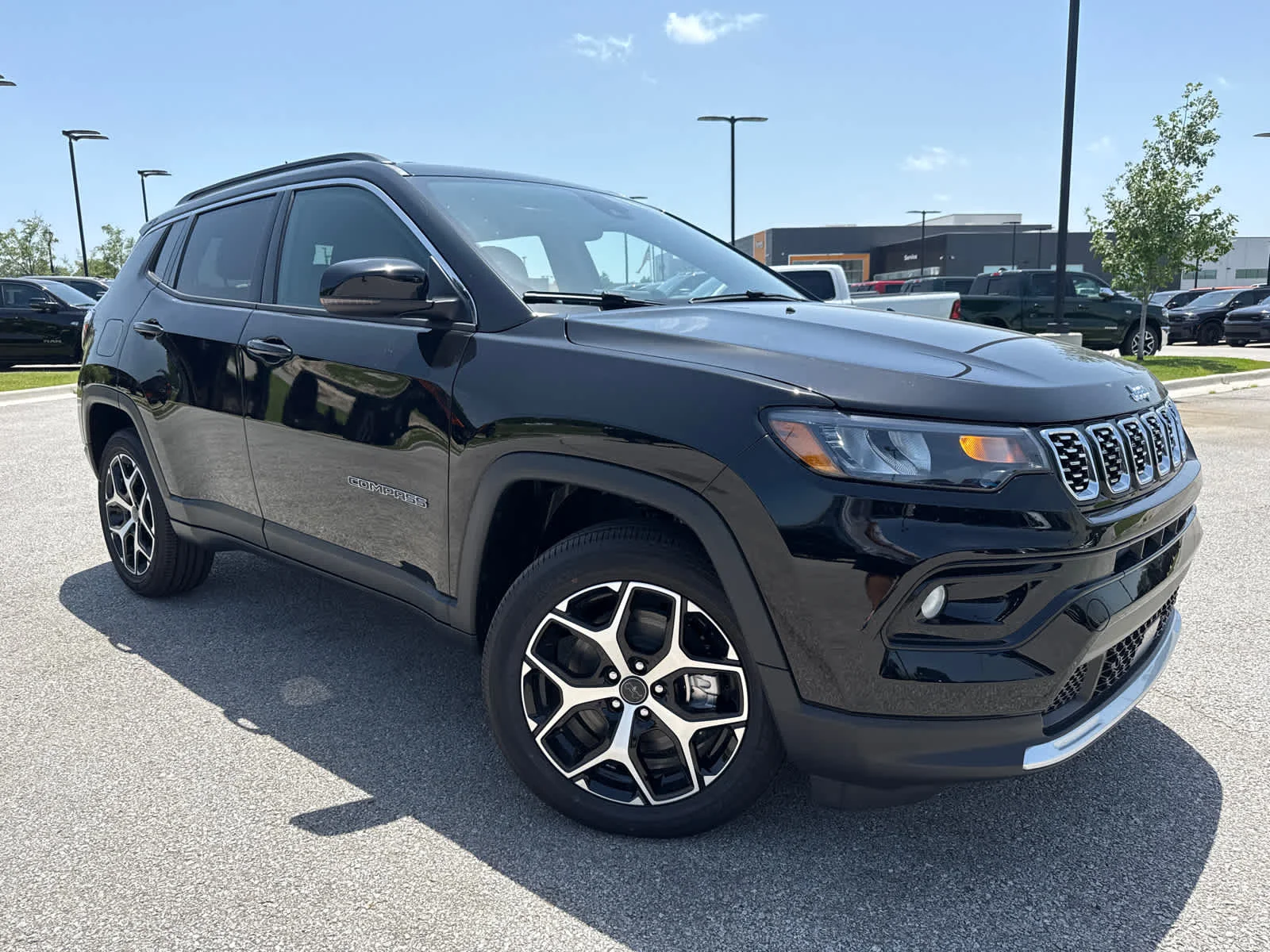 New 2026 Diamond Black Crystal Pearl-Coat Exterior Paint Jeep Limited image 2