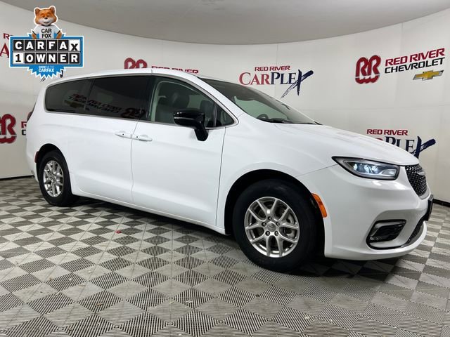 2024 Chrysler Pacifica Touring L's photo