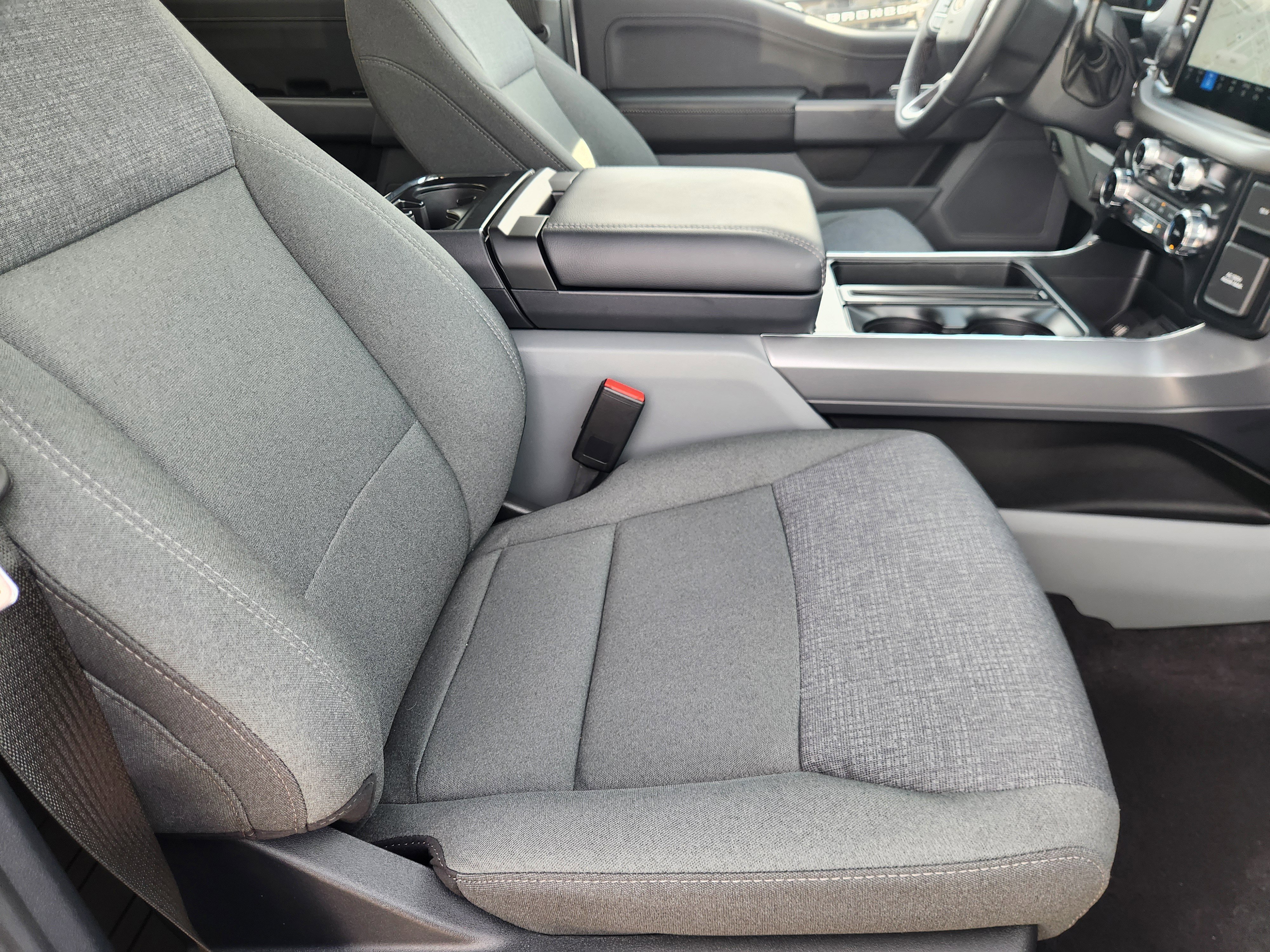 New 2025 Oxford White Ford XLT image 9