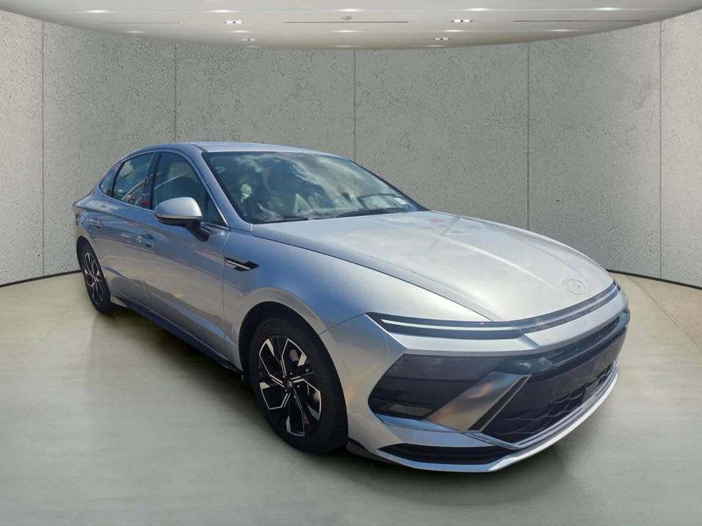Used 2025 Silver Hyundai SEL image 7