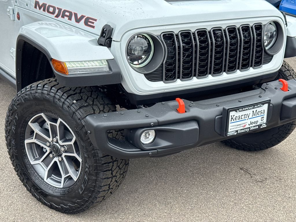 New 2026 Bright White Clear-Coat Exterior Paint Jeep Mojave X image 6