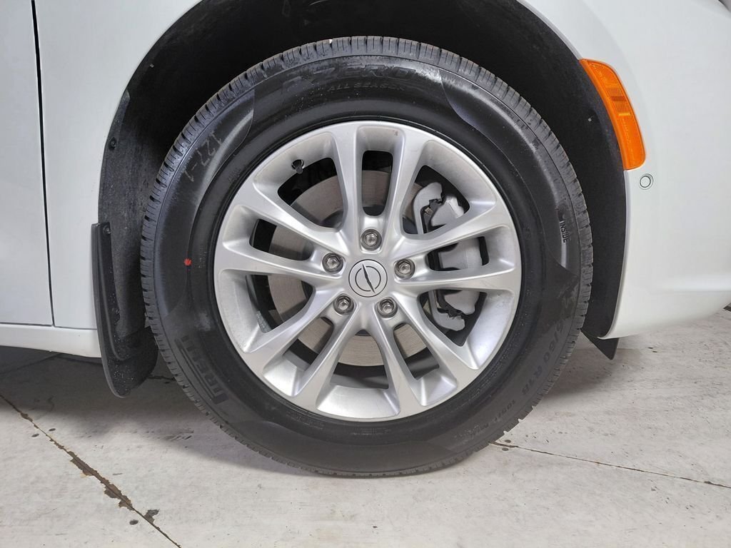 New 2026 Bright White Clear-Coat Exterior Paint Chrysler Select image 9