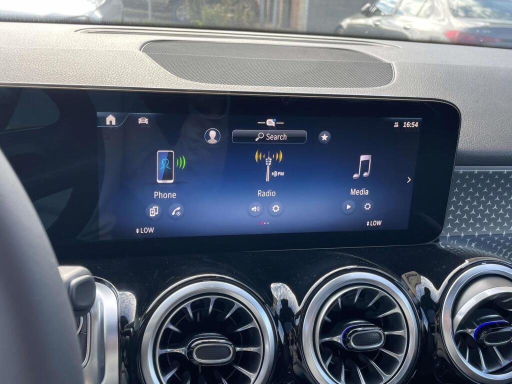 New 2026 Polar White Mercedes-Benz GLB 250 image 20