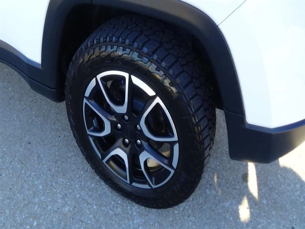 Used 2024 Bright White Clear Coat (pw7) Jeep Trailhawk image 9