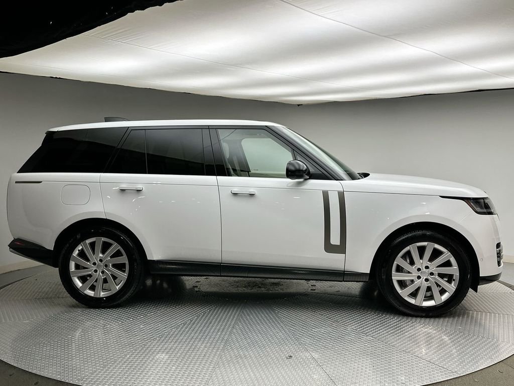 Used 2025  Land Rover SE image 14