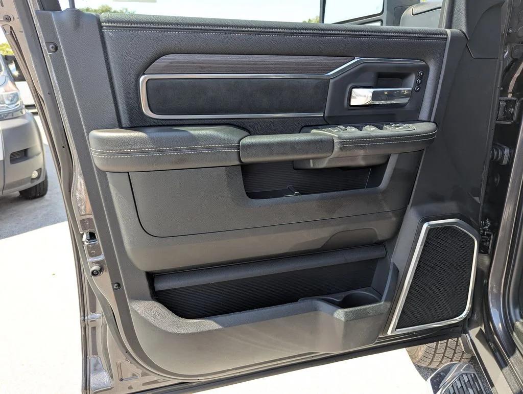 2025 RAM 3500 Laramie - Photo 17
