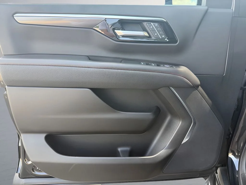 Used 2025  Chevrolet RST image 9