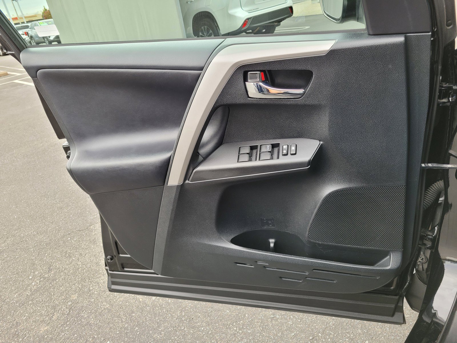 Used 2017  Toyota XLE image 27