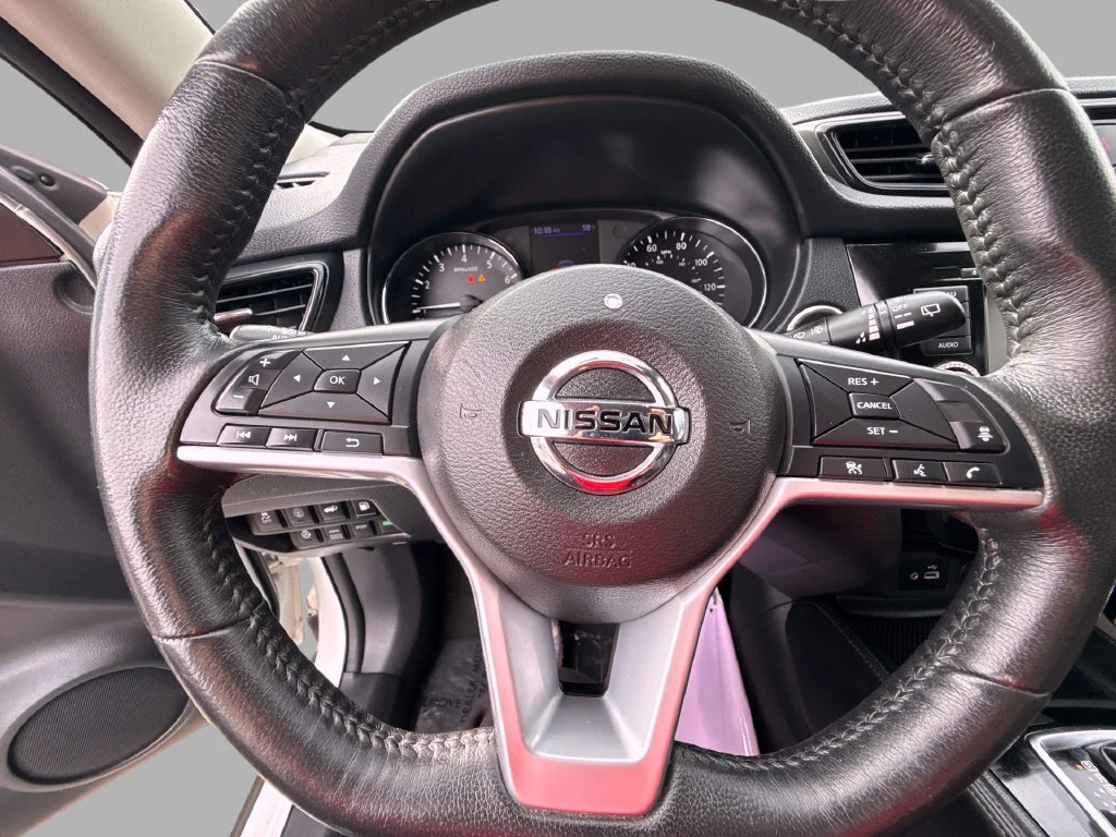 Used 2018 White Nissan SL image 19