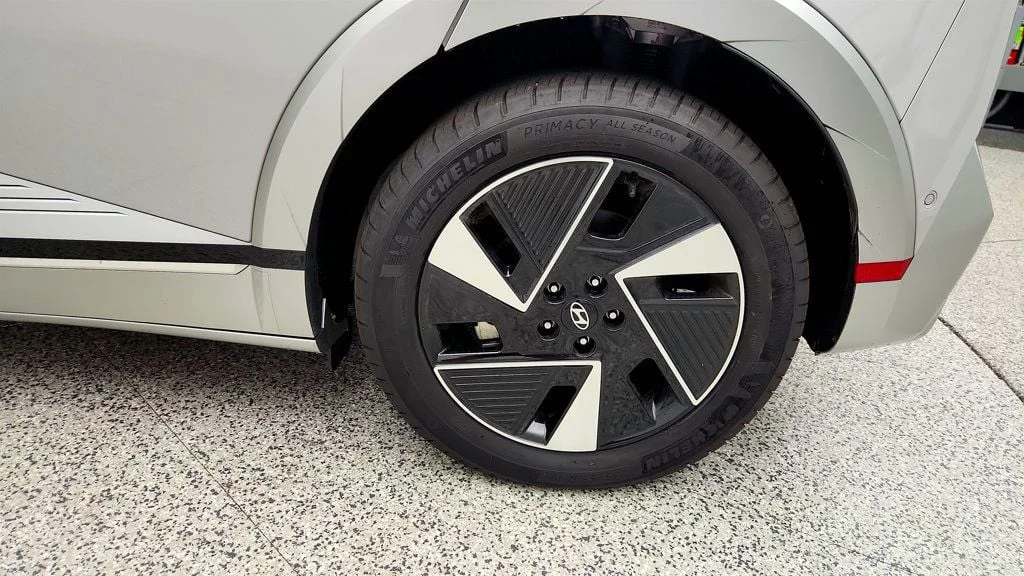Used 2025 Cyber Gray Hyundai Limited RWD image 9