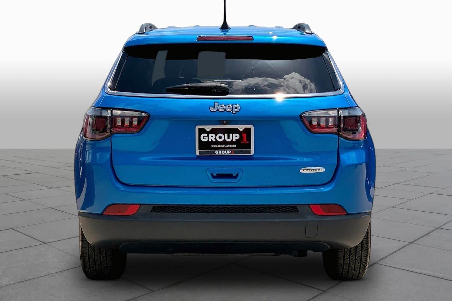 Used 2022 Laser Blue Pearlcoat Jeep Latitude image 5