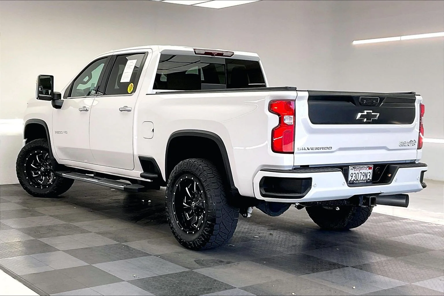 Used 2022 Iridescent Pearl Tricoat Chevrolet High Country image 10
