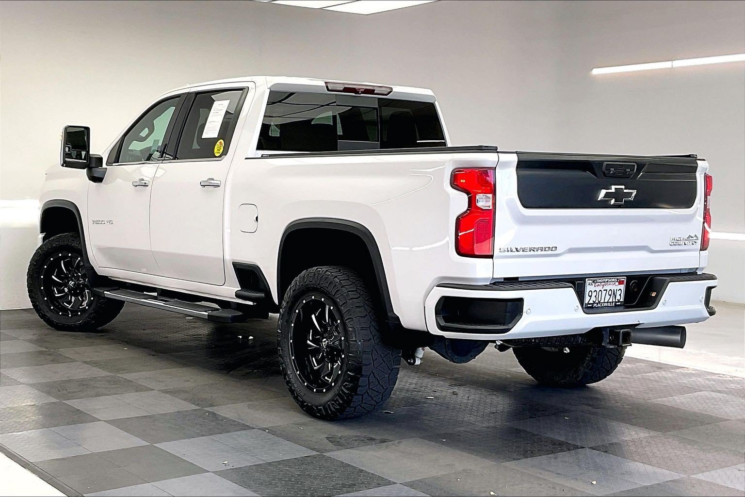 Used 2022 Iridescent Pearl Tricoat Chevrolet High Country image 10