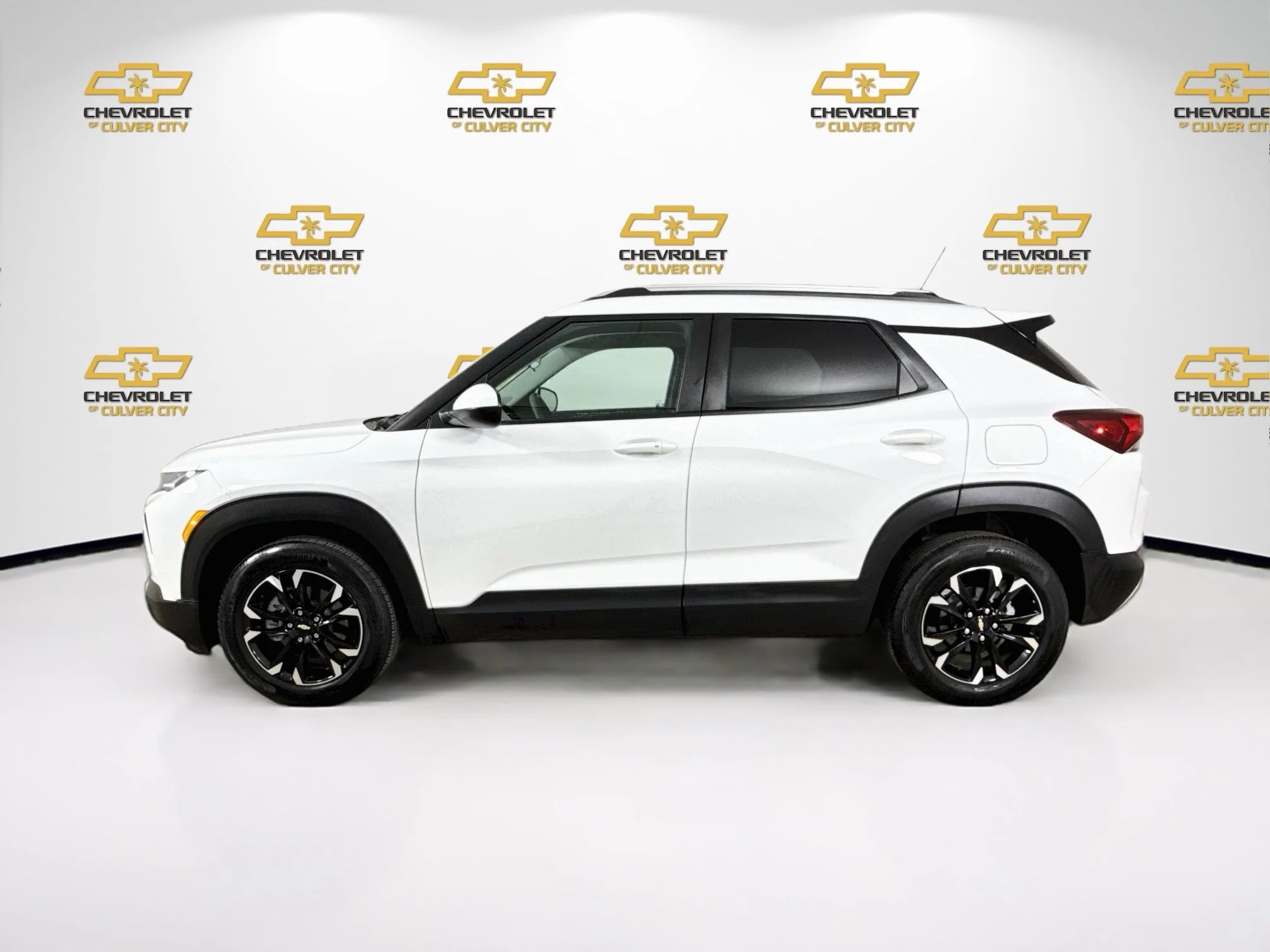 Used 2023 Summit White Chevrolet LT image 5