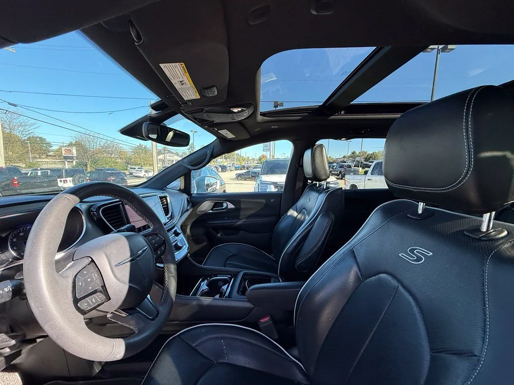 Used 2022 Silver Chrysler Limited image 12