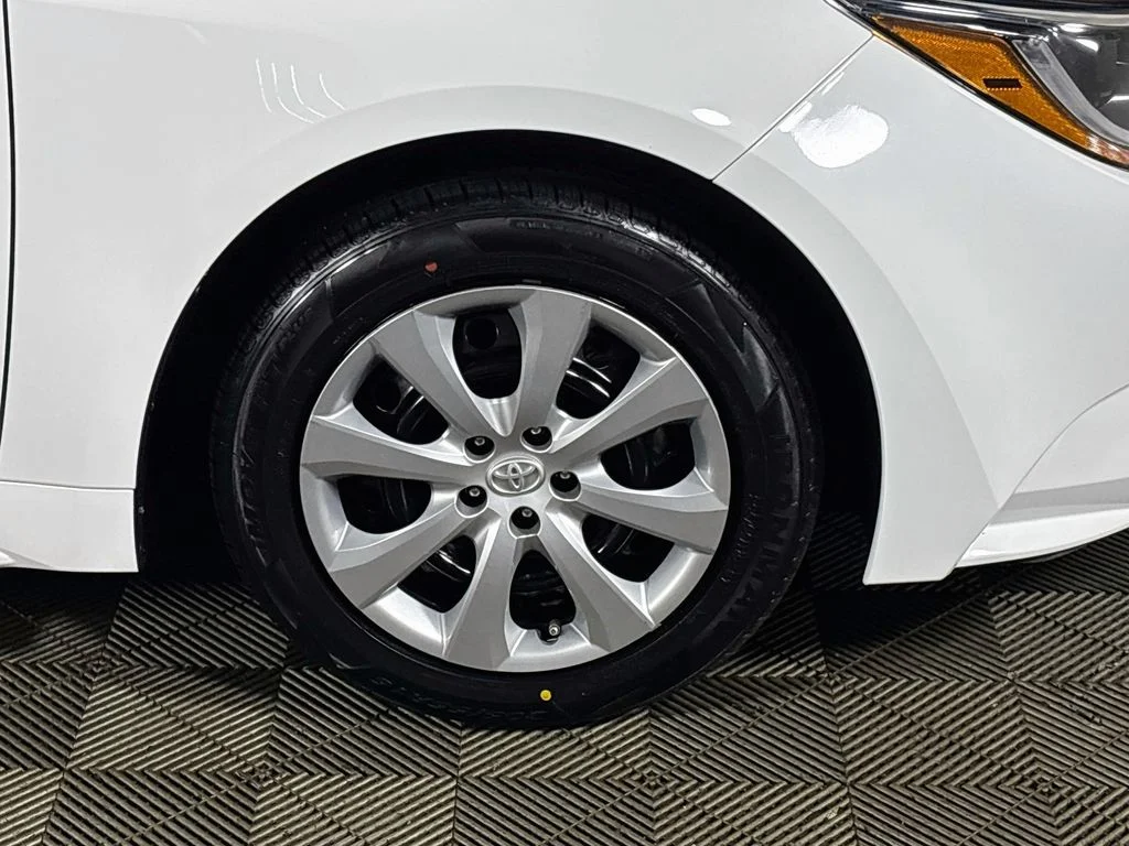 Used 2022 White Toyota LE image 22