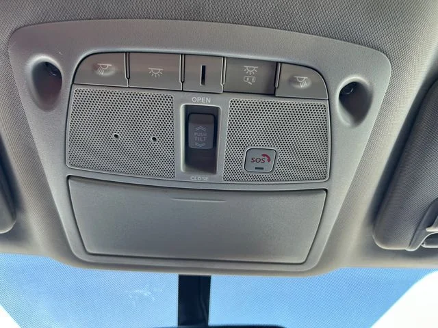 Used 2018 White Nissan Platinum image 29