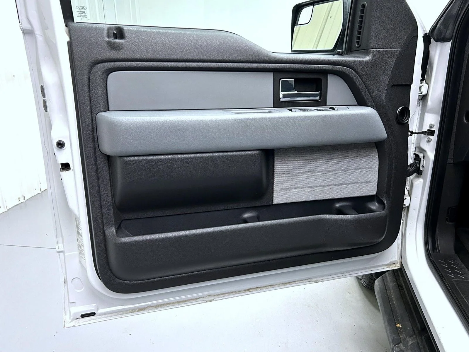 Used 2013 White Ford XLT image 9
