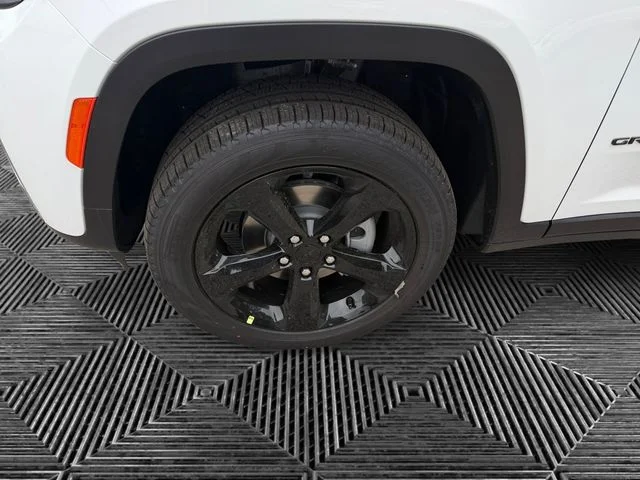 New 2026 White/off-white Jeep Limited image 9