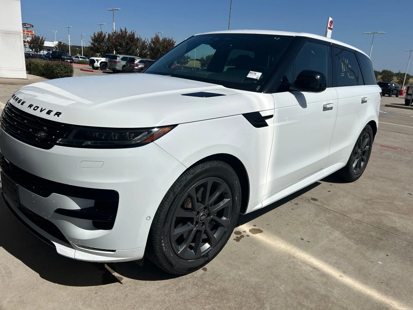 Used 2024 White Land Rover Dynamic SE image 1