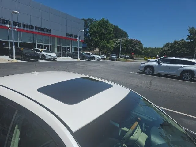 Used 2011 White Lincoln Base image 12