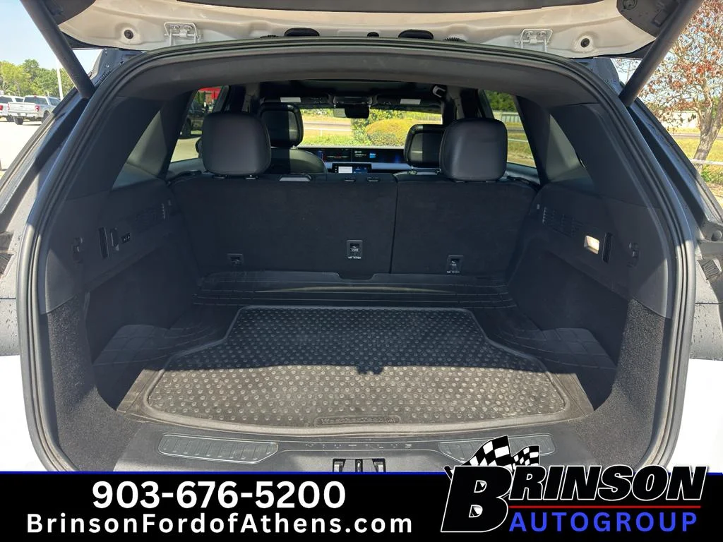 Used 2024 White Platinum Metallic Tri-Coat Lincoln Premiere image 9