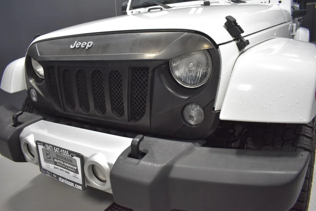 Used 2015 White Jeep Sahara image 11