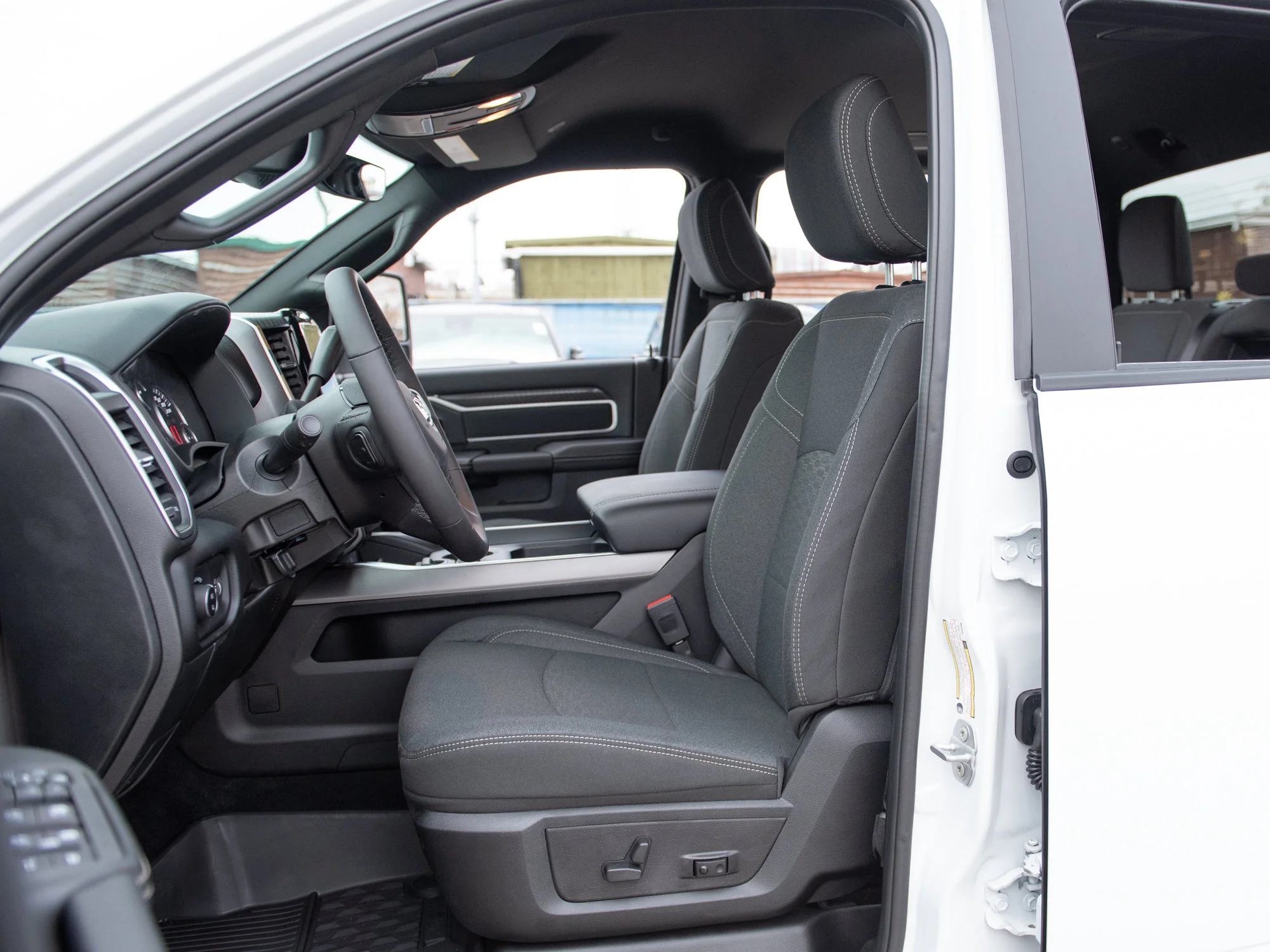 New 2027 White RAM Big Horn* Crew Cab 4x4, 6.4L HEMI V8, Heated Seats/Wheel, Remote Start image 23