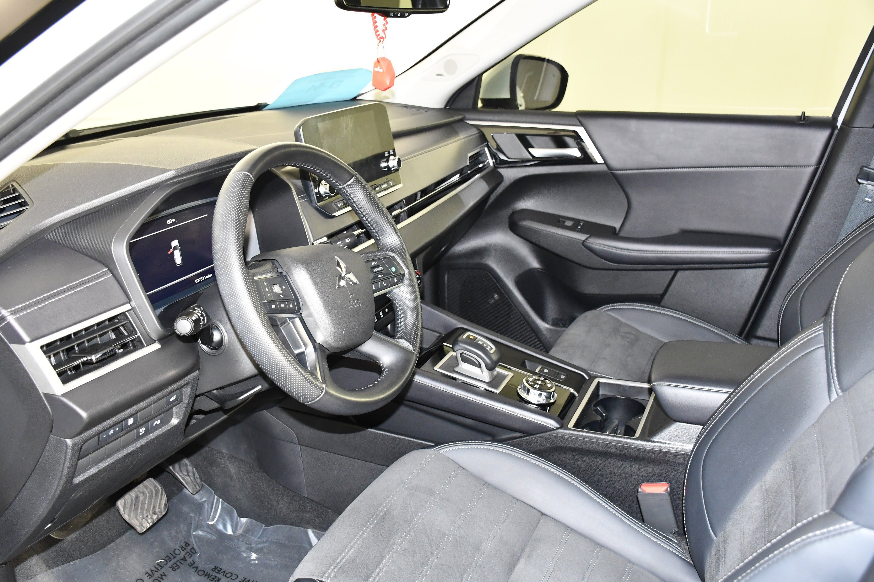 Certified Used 2024 White Diamond Mitsubishi SE image 26