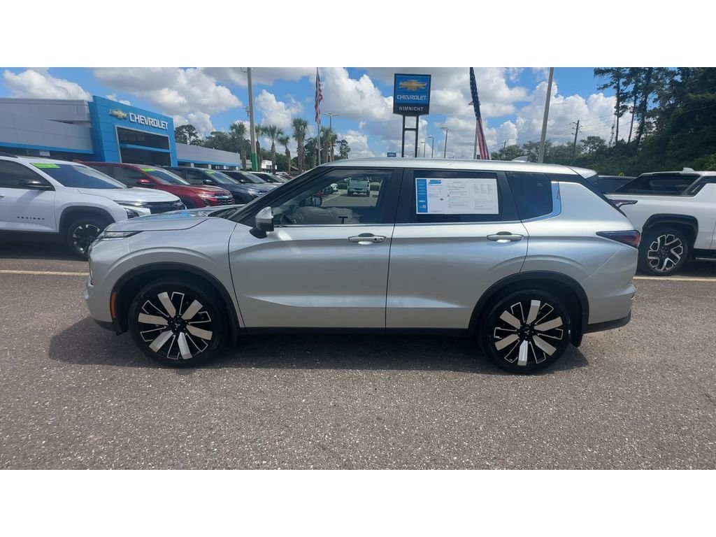 Used 2025 Silver Mitsubishi SE image 5