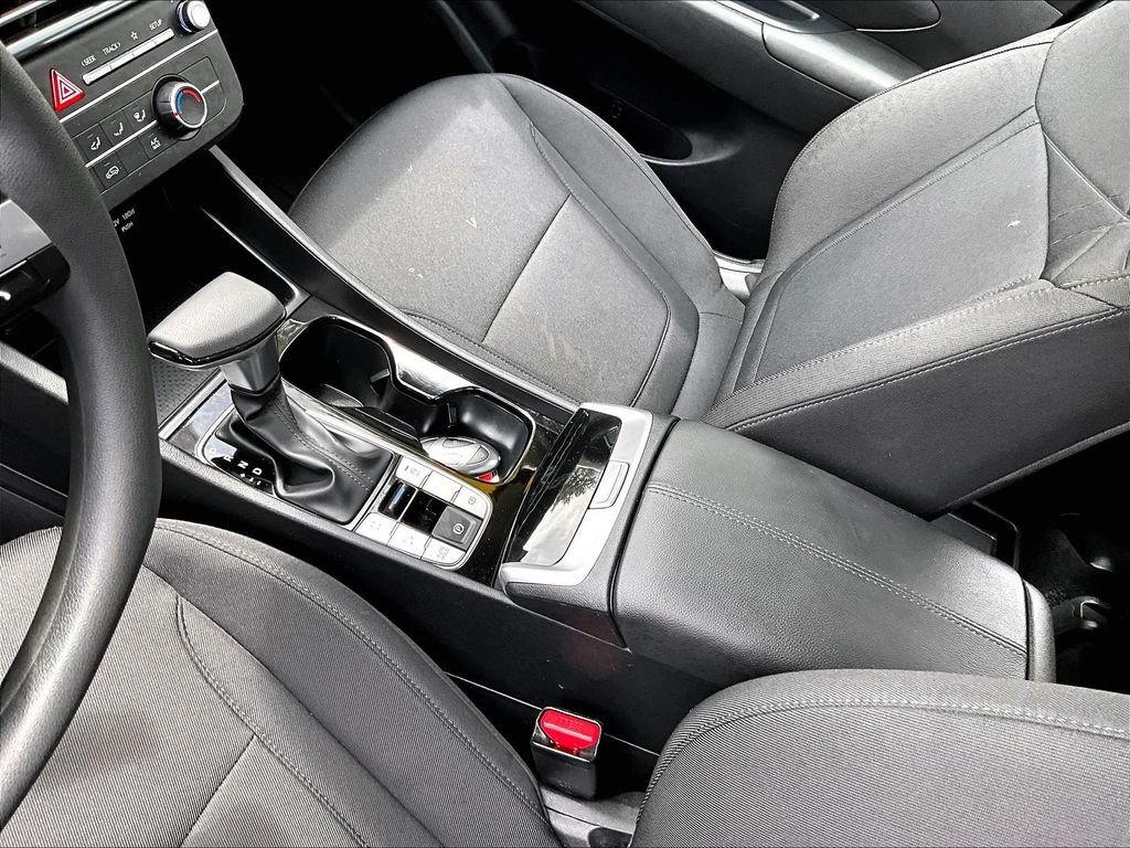 Used 2025 Shimmering Silver Hyundai SE image 20