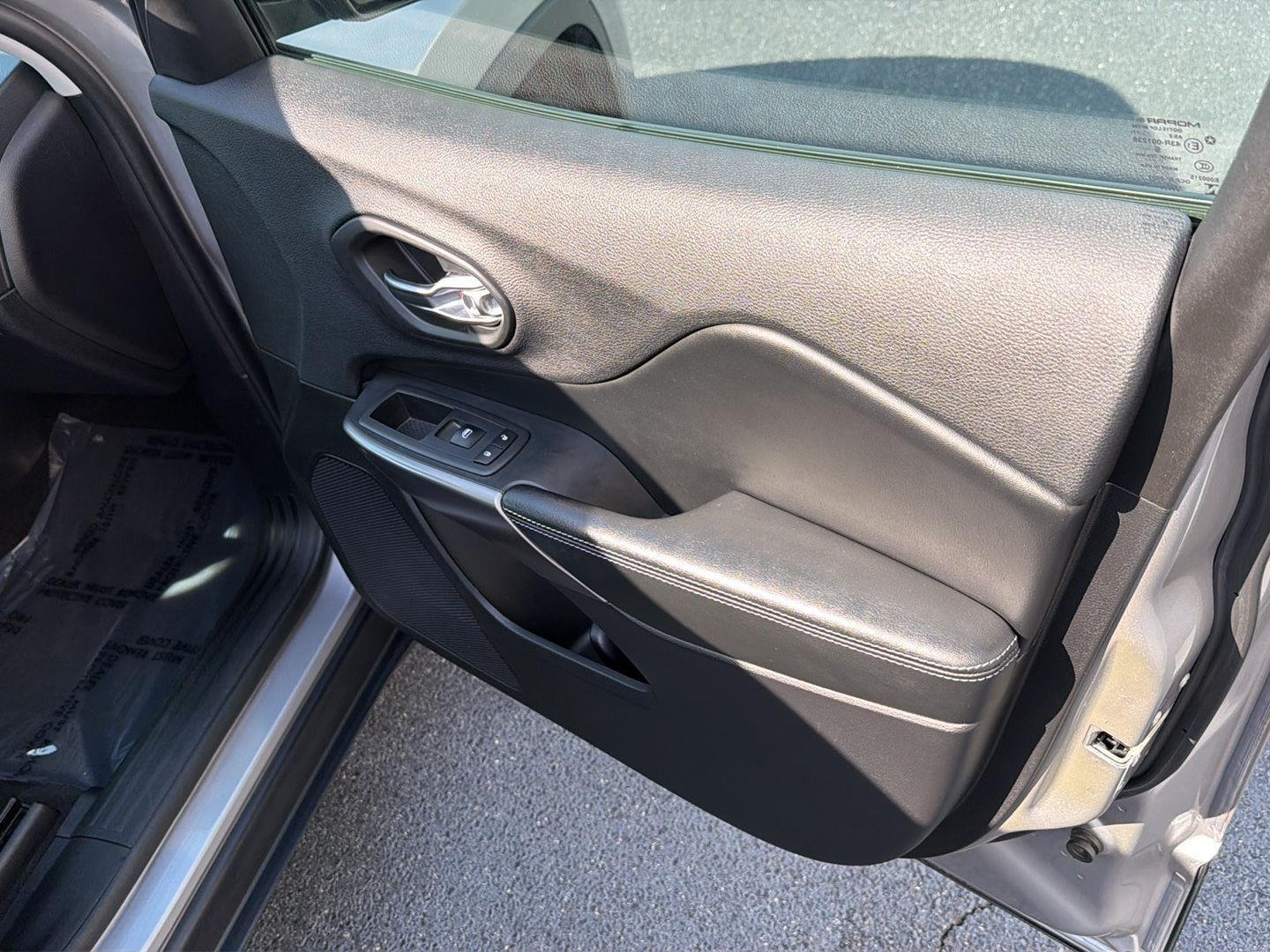 Used 2020 Billet Silver Metallic Clearcoat Jeep Latitude image 14