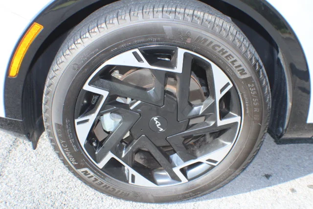 Used 2023 Wolf Gray Kia SX-Prestige image 5