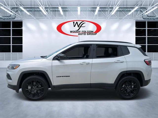 New 2026 Silver Zynith Metallic Clear-Coat Exterior Paint Jeep Latitude image 6