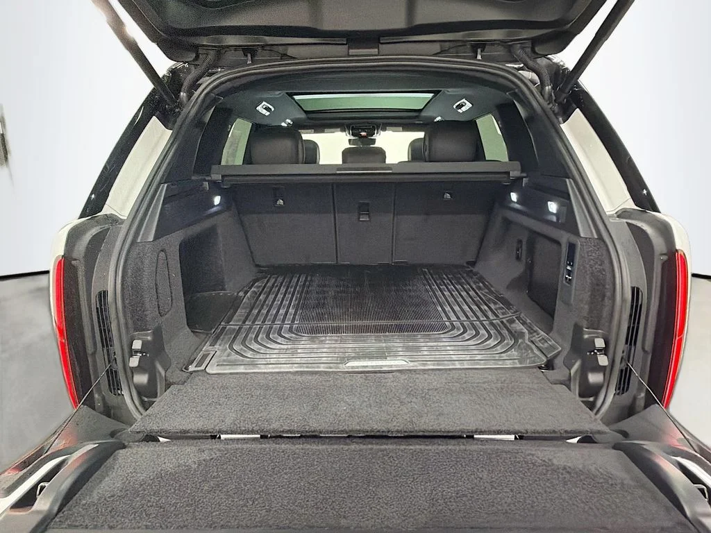 Certified Used 2025 Fuji White Land Rover SE image 27