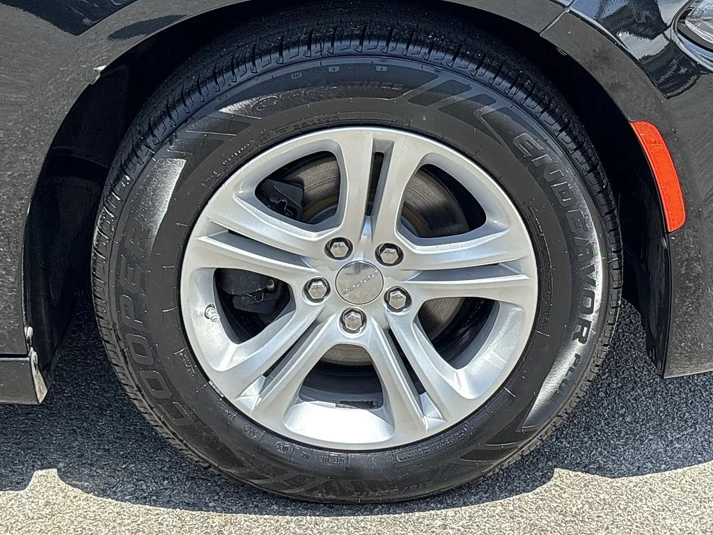Used 2022 Black Dodge SXT image 27