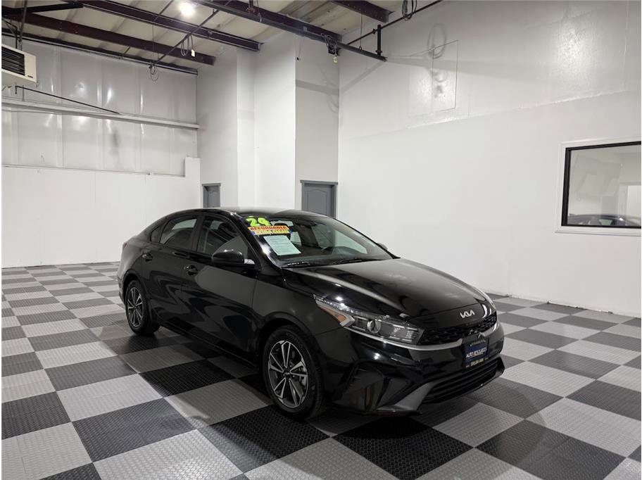 2024 Kia Forte LXS photo 2