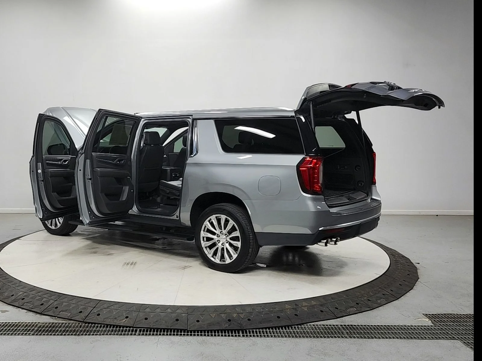 Used 2023 Silver GMC Denali image 13